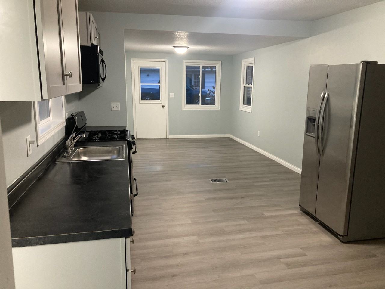 760 Eagle St - Photo 3 of 15