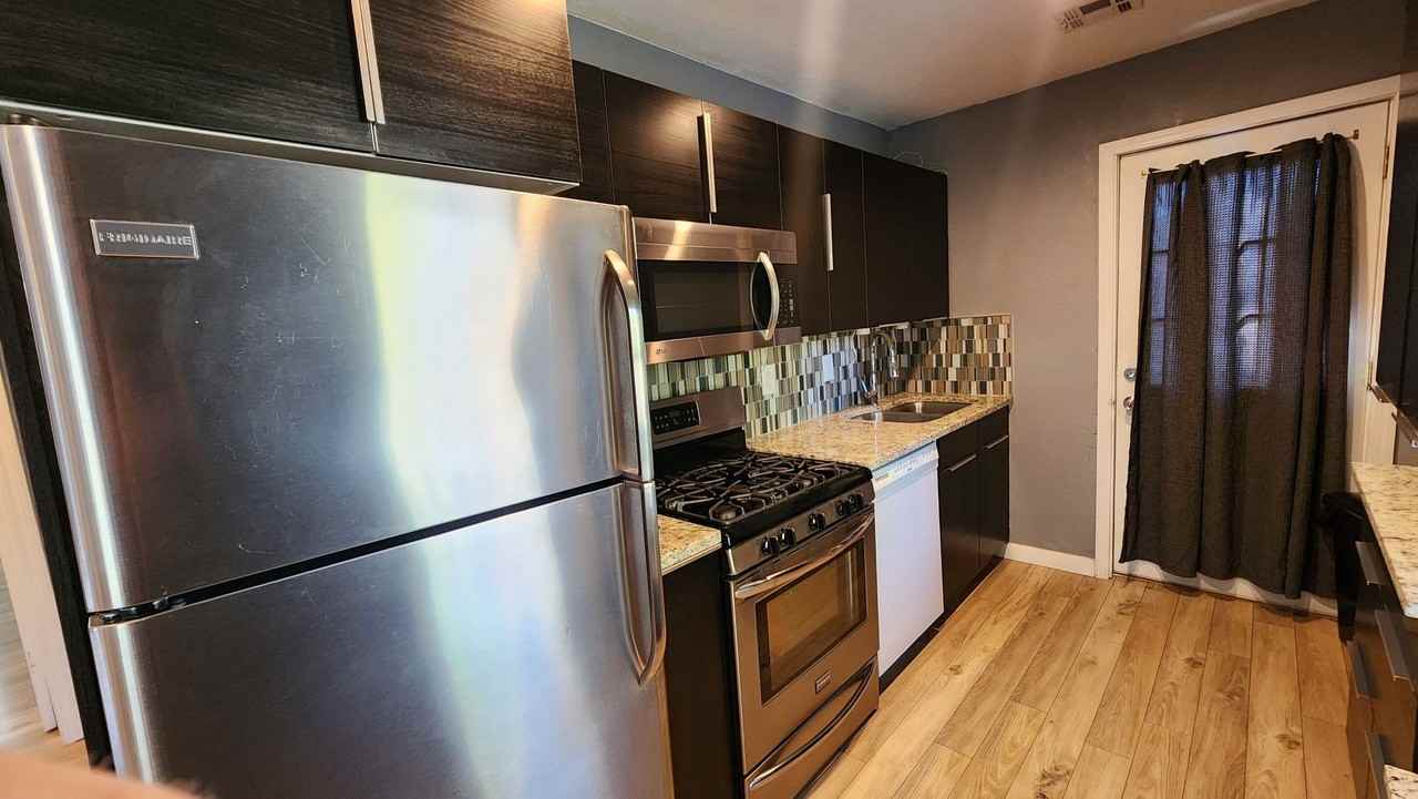 412 East 6th Street - Photo 6 of 17