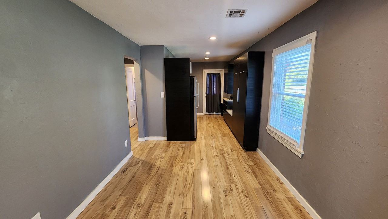 412 East 6th Street - Photo 5 of 17