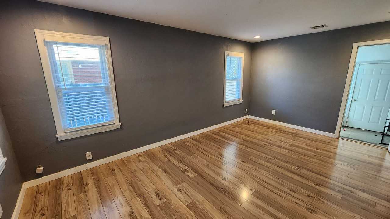 412 East 6th Street - Photo 4 of 17