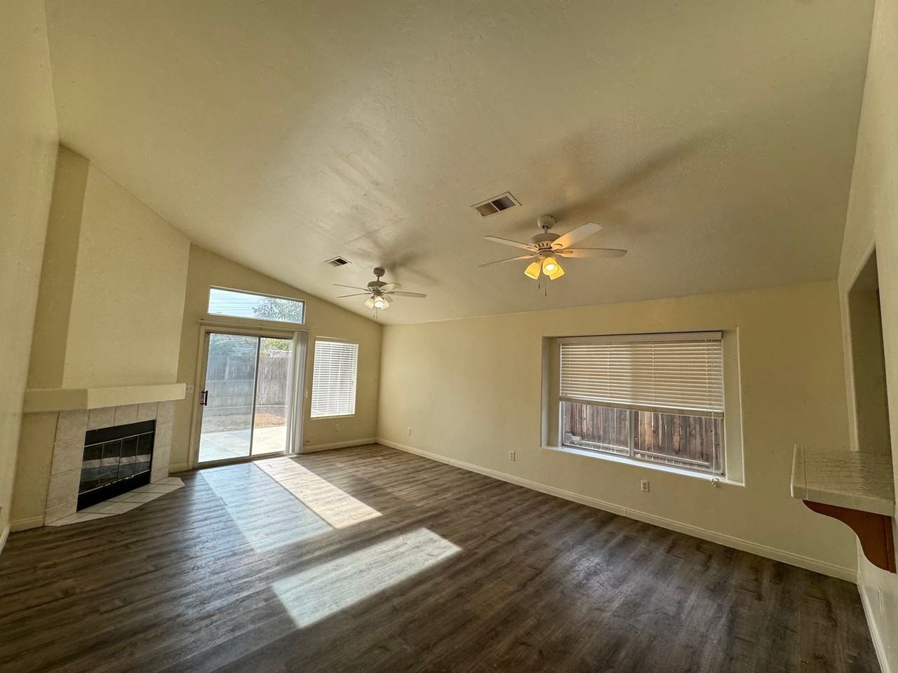 9109 Chattaroy St - Photo 2 of 13