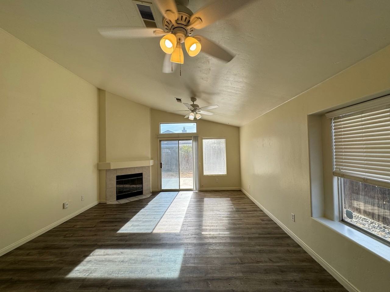 9109 Chattaroy St - Photo 3 of 13