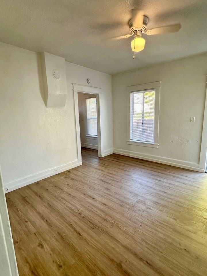 340 East Sycamore Street - Photo 4 of 11