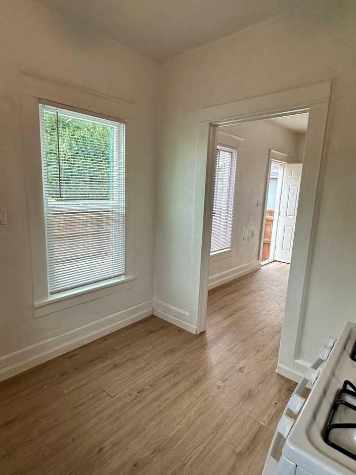 340 East Sycamore Street - Photo 7 of 11