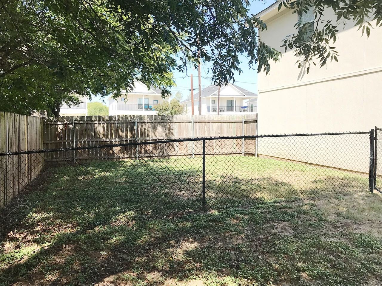 Legacy Garage Apartments - Photo 5 of 23