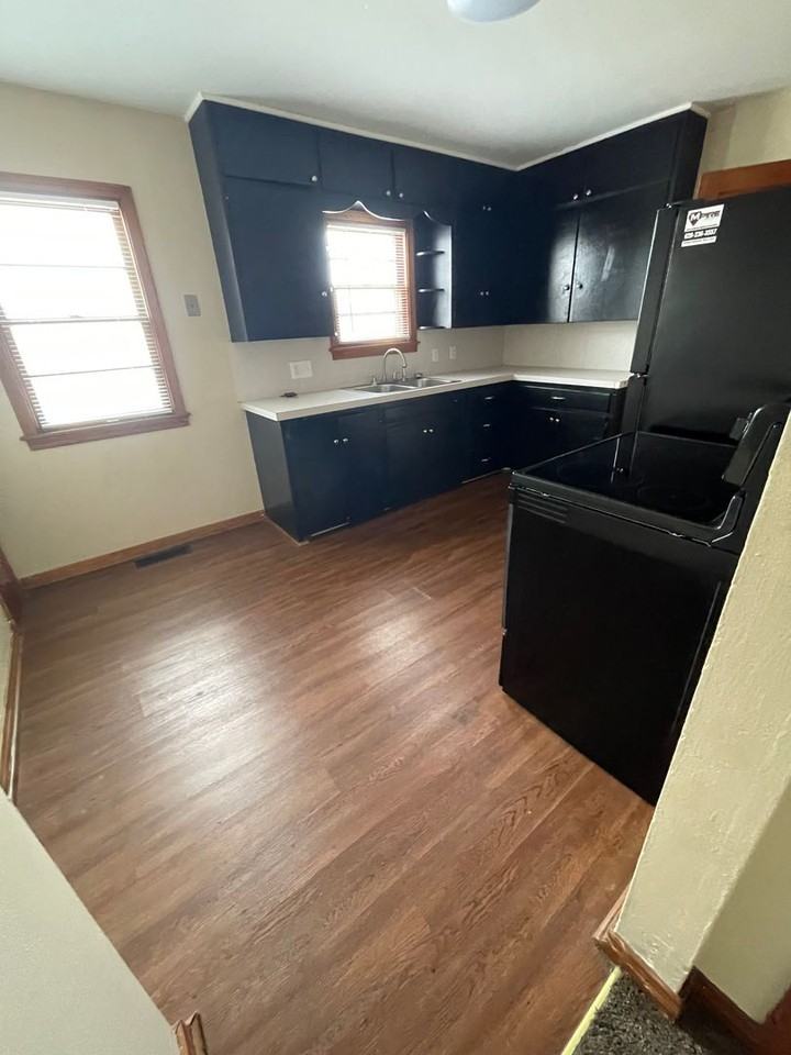 1029 Lincoln St - Photo 2 of 9