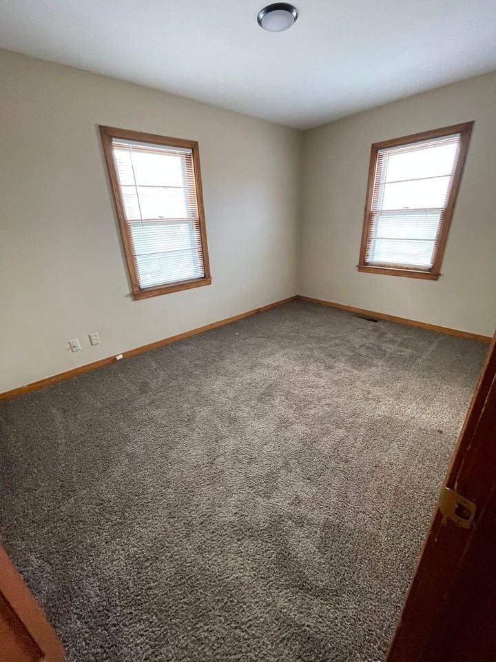 1029 Lincoln St - Photo 3 of 9