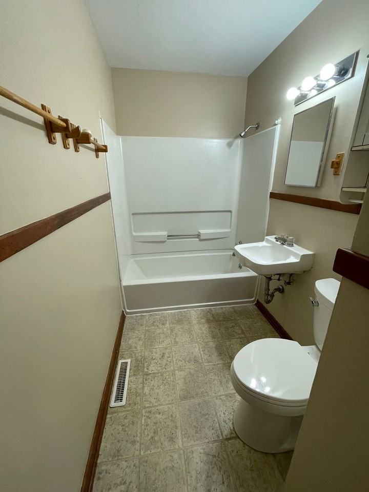 1029 Lincoln St - Photo 4 of 9