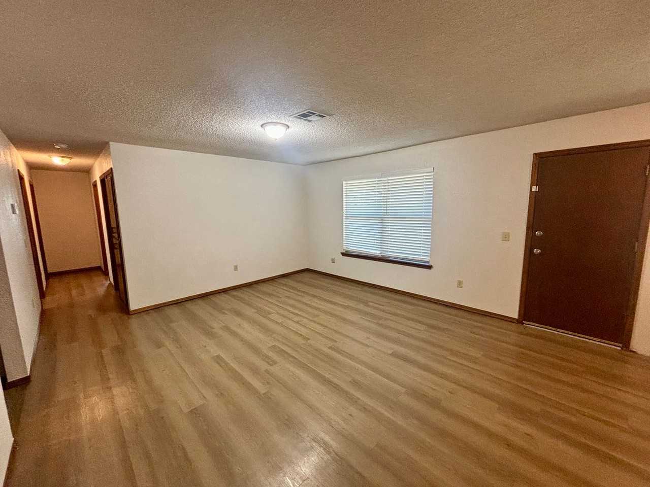 725 Briarwood Dr - Photo 2 of 14