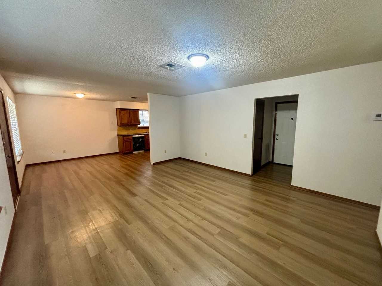 725 Briarwood Dr - Photo 3 of 14