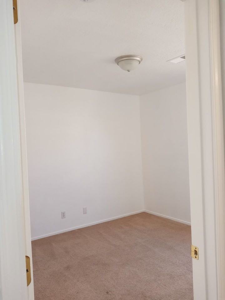 2401 High Desert Cir Ne - Photo 7 of 10