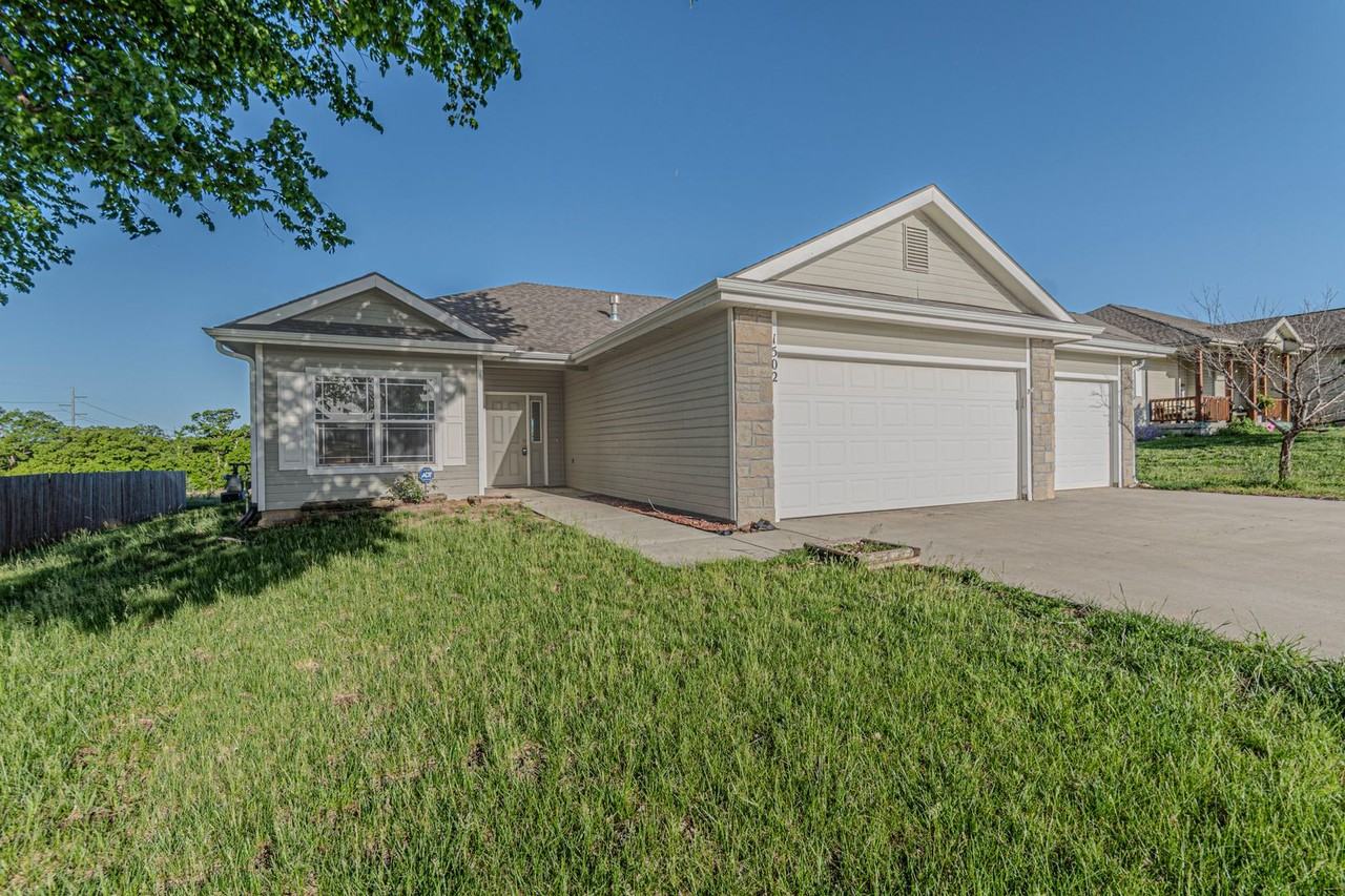 1502 Meadowbrooke Ln - Photo 4 of 30