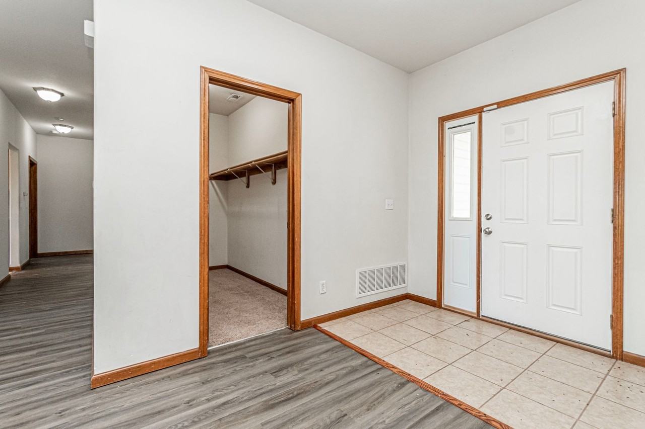 1502 Meadowbrooke Ln - Photo 6 of 30