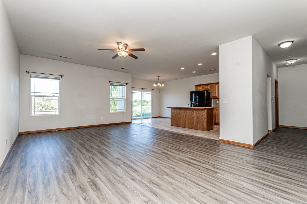 1502 Meadowbrooke Ln - Photo 7 of 30
