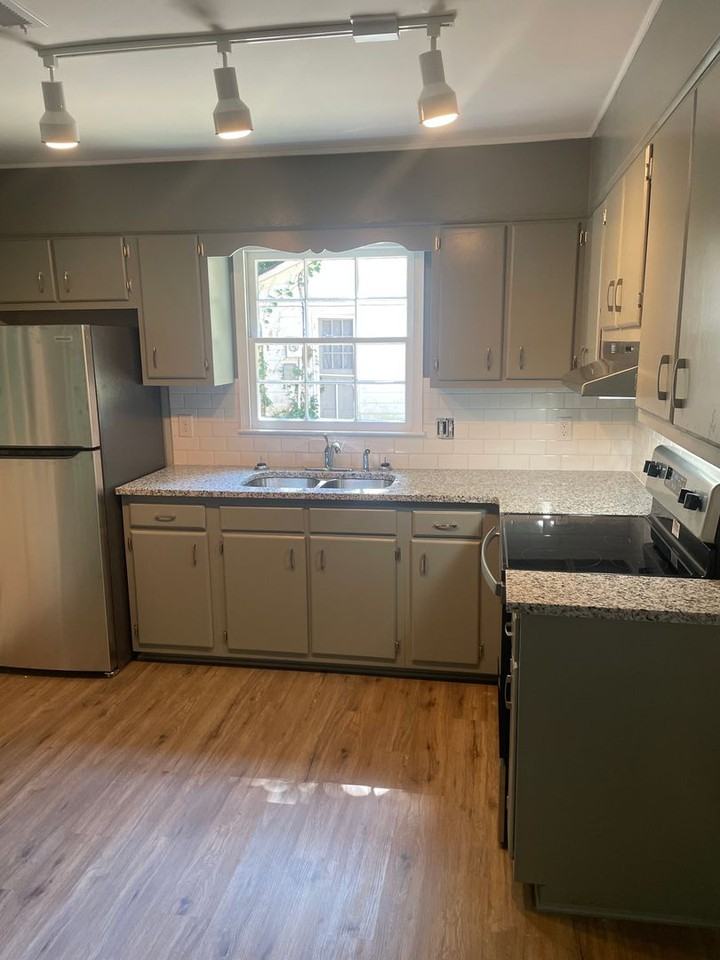 1015 Fenimore St - Photo 4 of 10