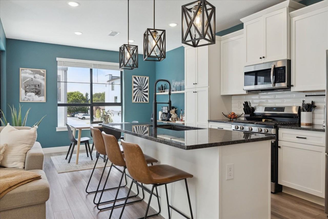 2002 S Holly St - Photo 4 of 26