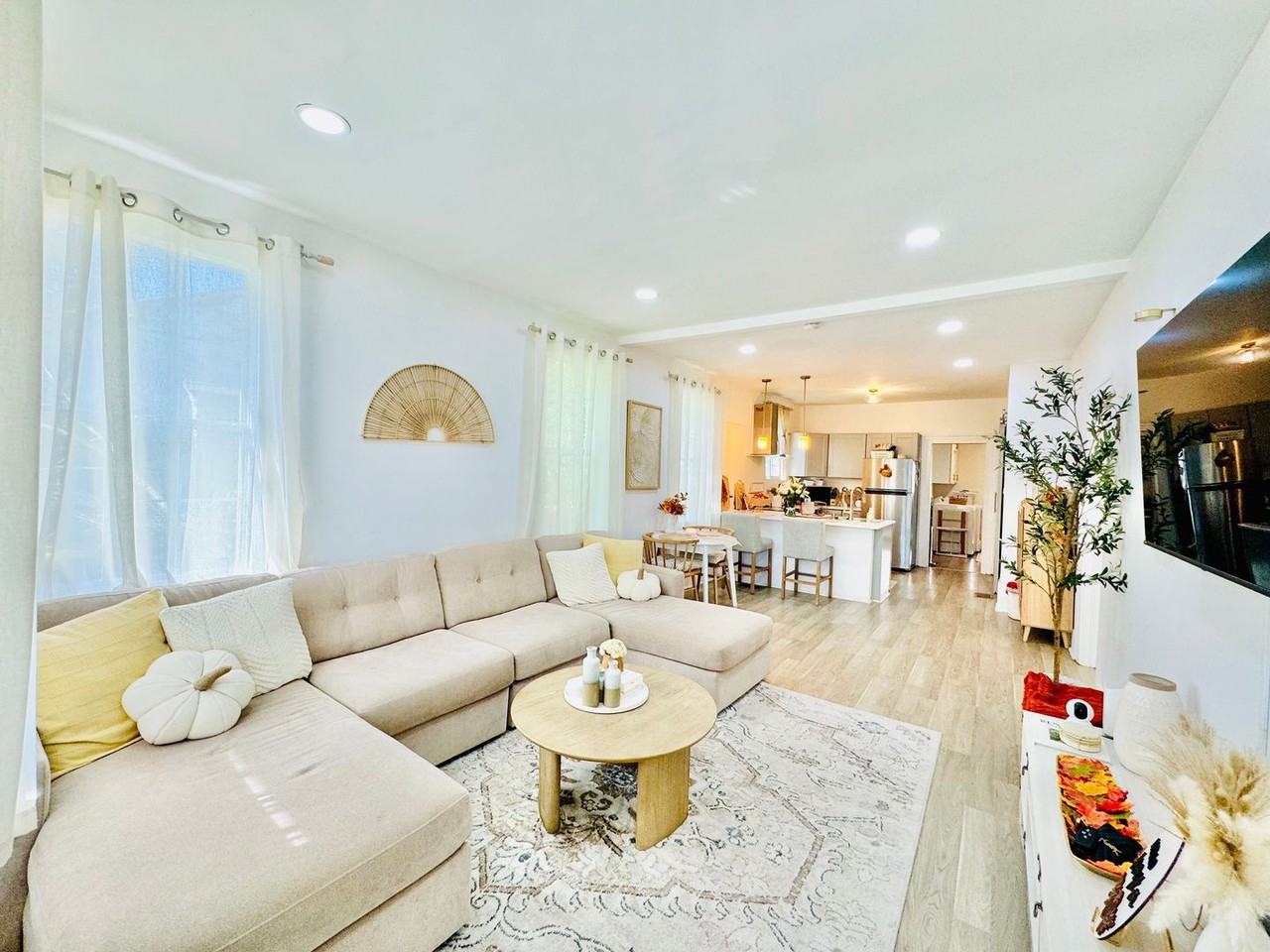 666 E 32nd St - Photo 4 of 22