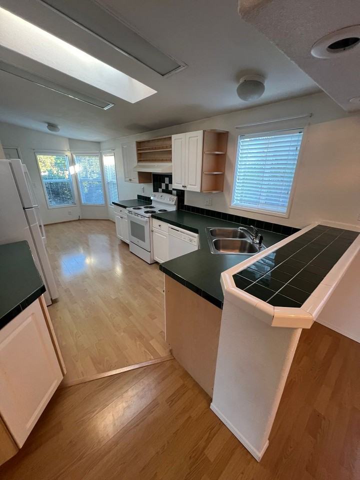 2976 Spinnaker Dr - Photo 6 of 16