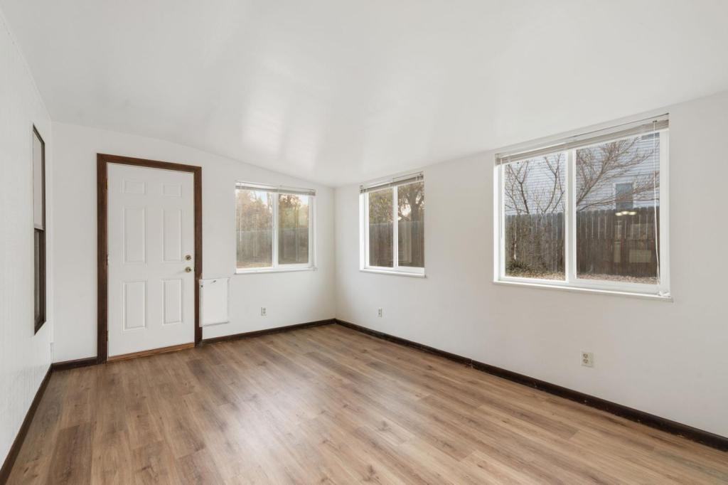 907 49th Ave - Photo 7 of 21