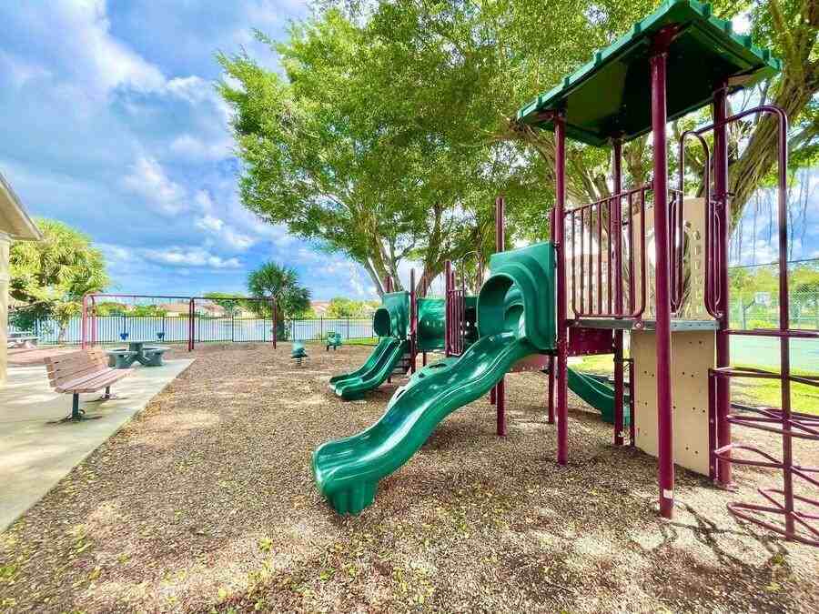 10670 Pebble Cove Ln - Photo 3 of 13