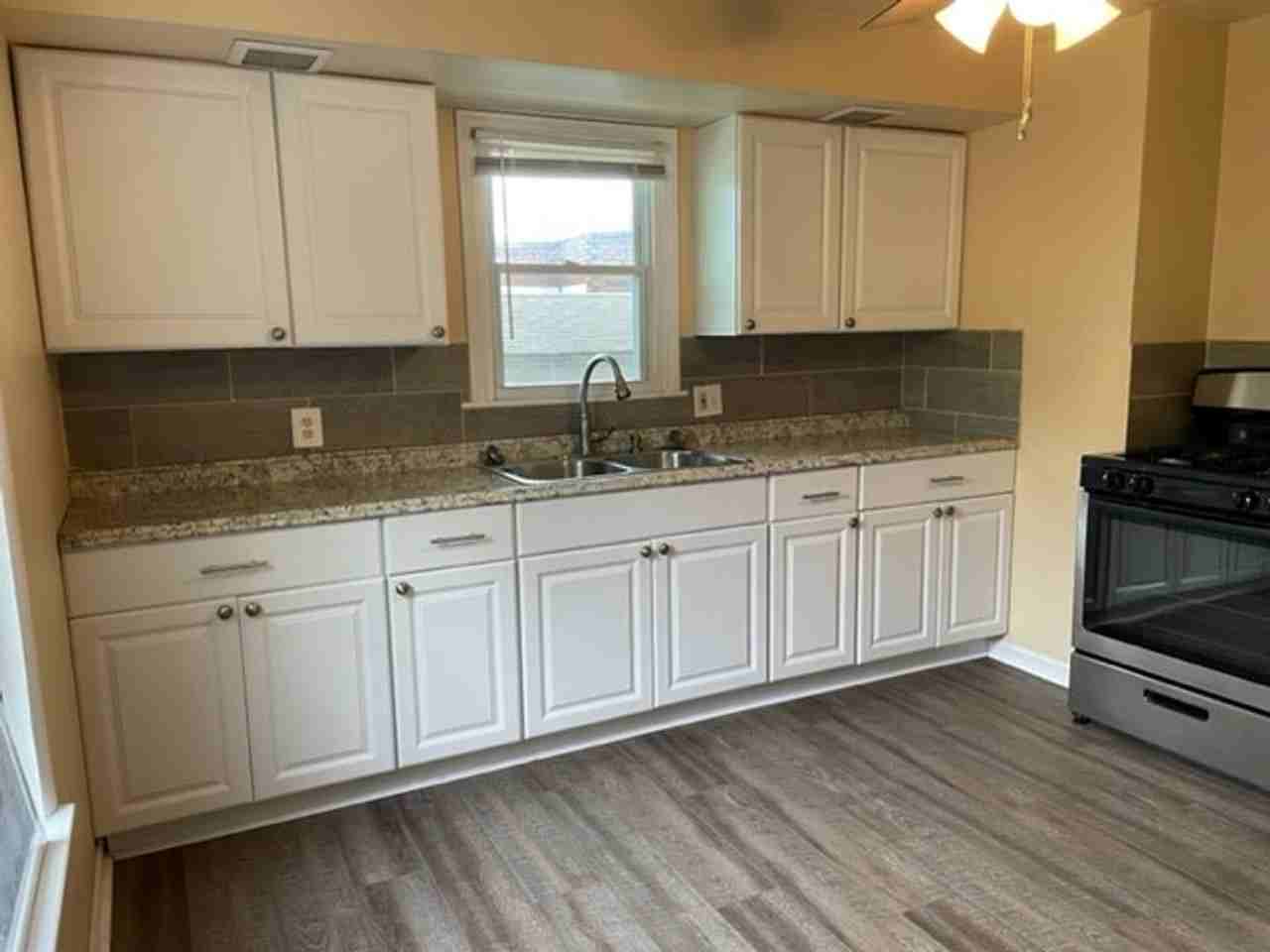 1535 Hunter St 2nd Fl - Photo 2 of 10