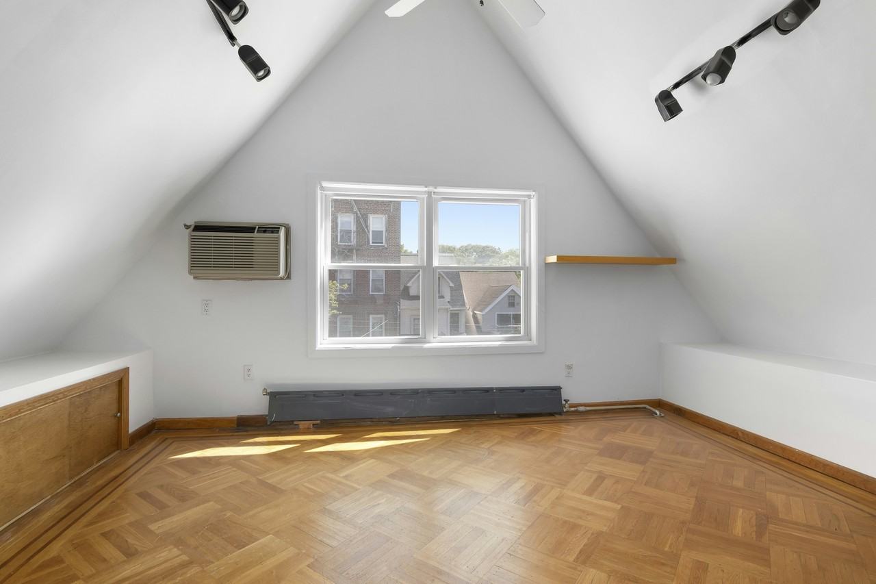 1368 E 14th St #3 - Photo 2 of 6