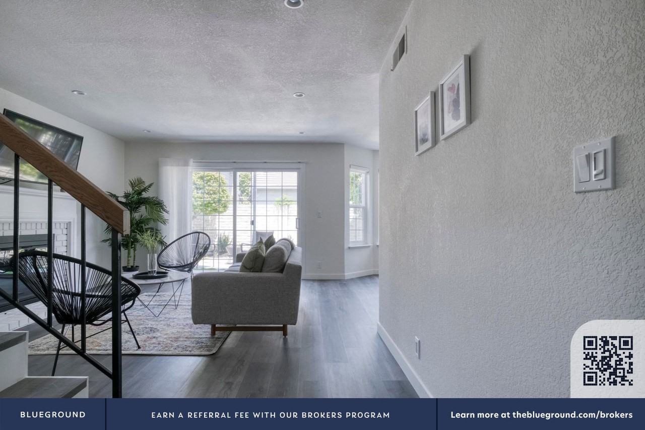 804 Erie Cir #1604 - Photo 4 of 18