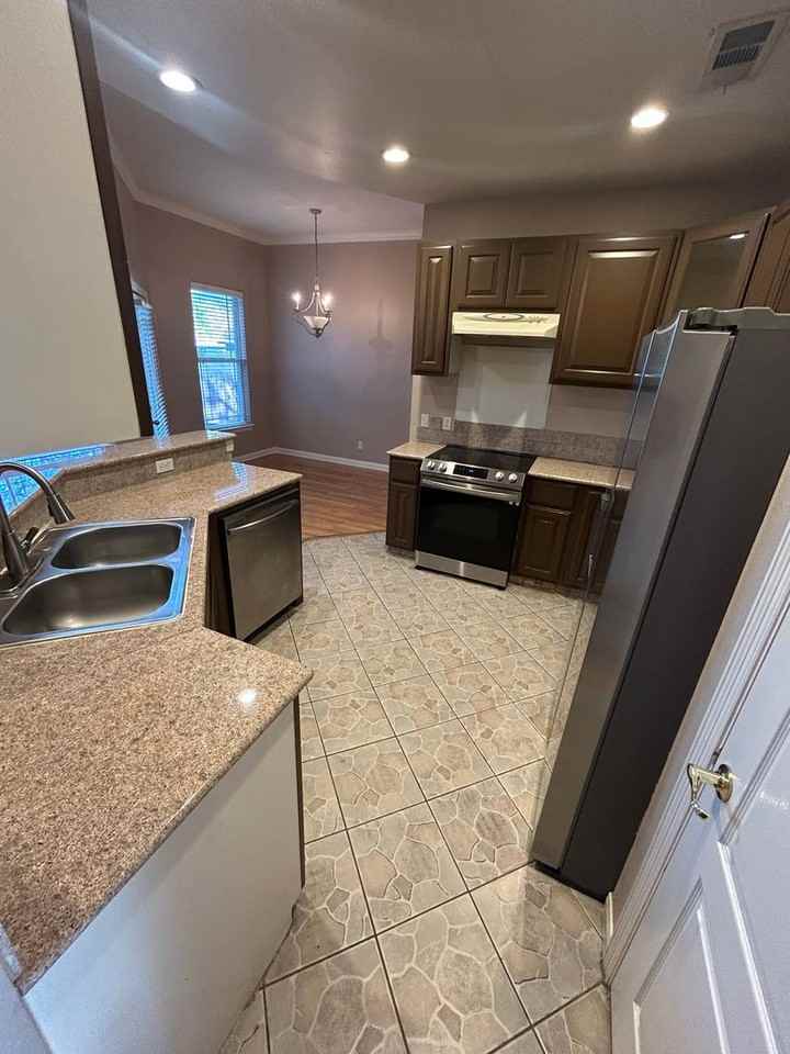 520 Alcalde St - Photo 3 of 26