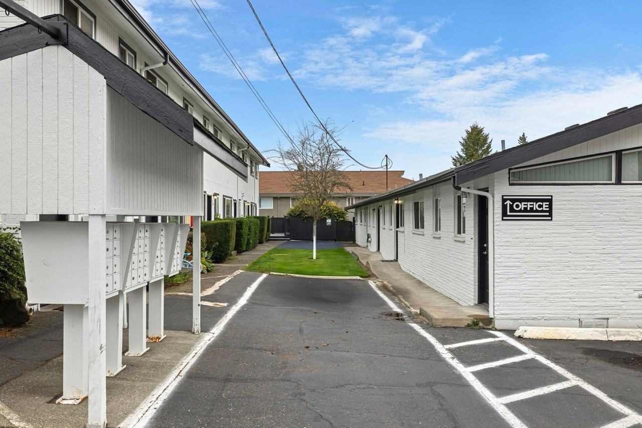 Manhattan Apartments - Photo 3 of 50