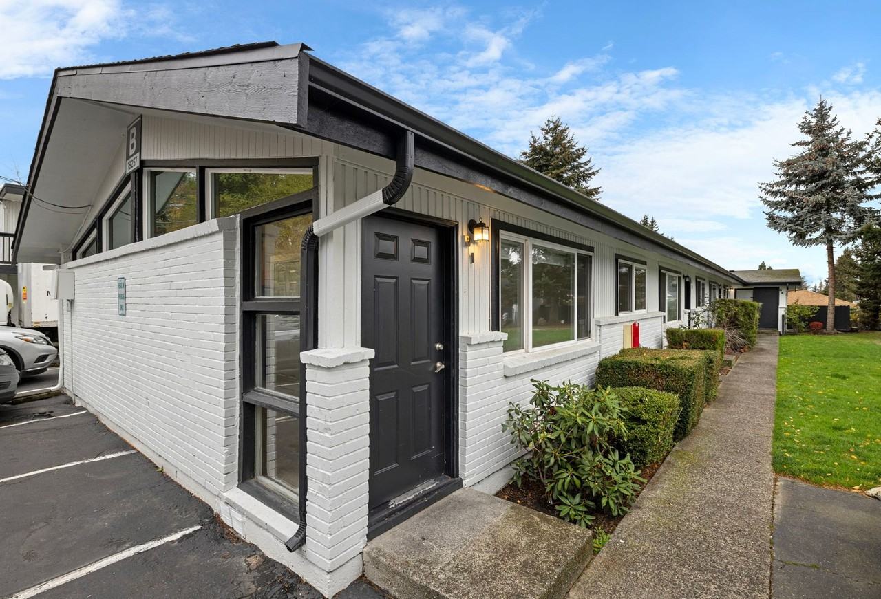 Manhattan Apartments - Photo 4 of 50