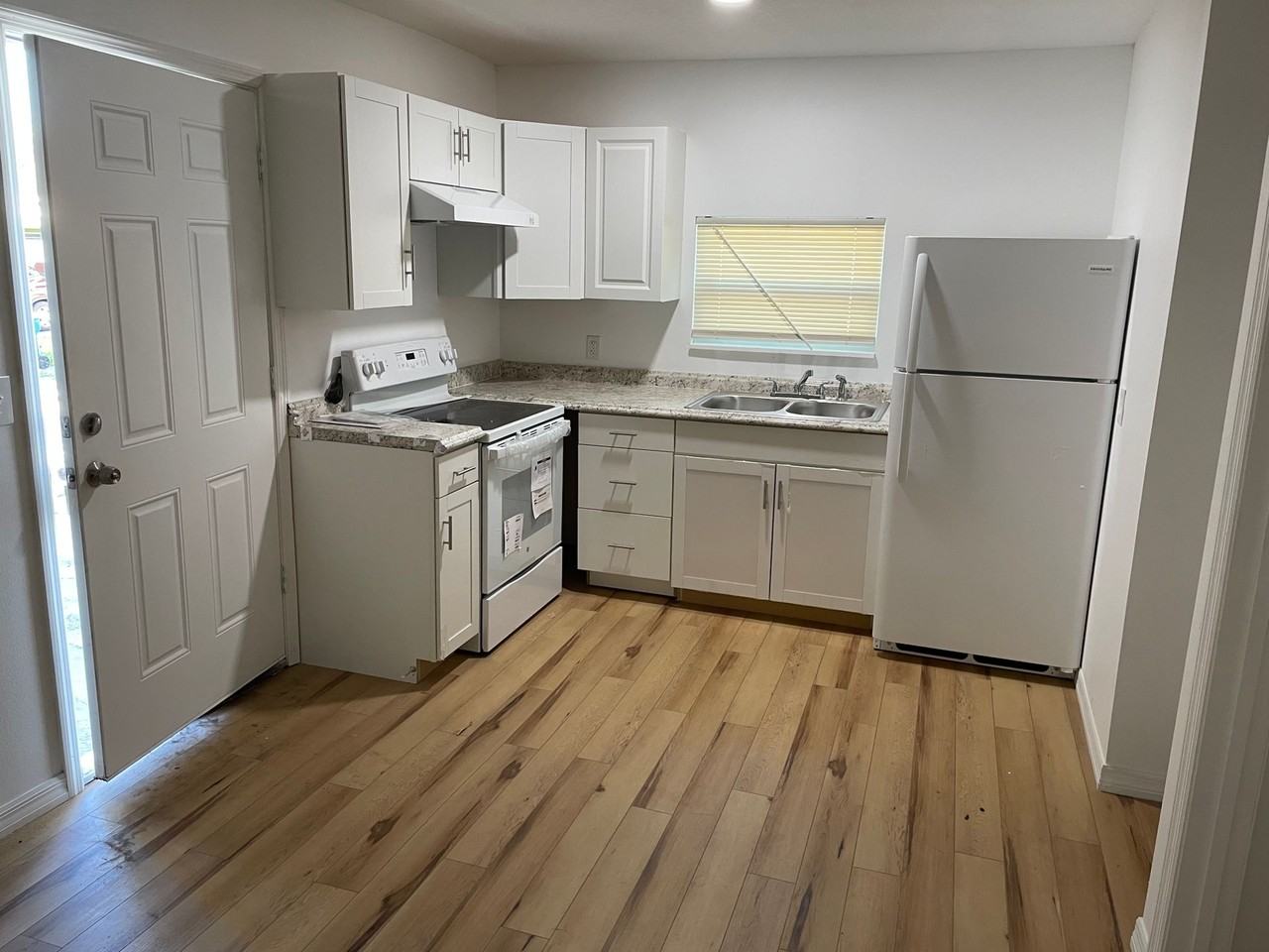 1018 6th St W - Photo 4 of 26