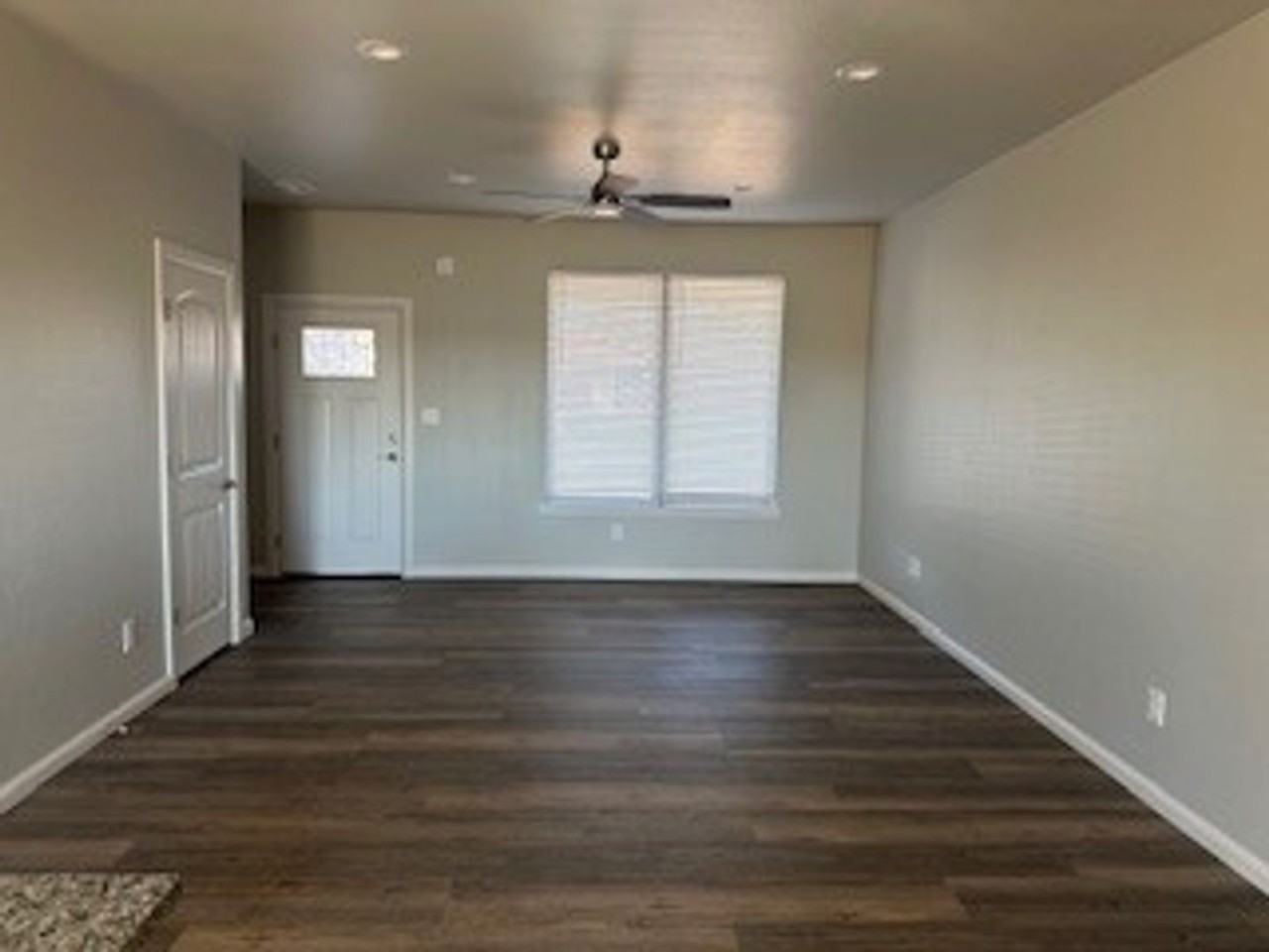 119 Se Tattershall Way - Photo 2 of 43
