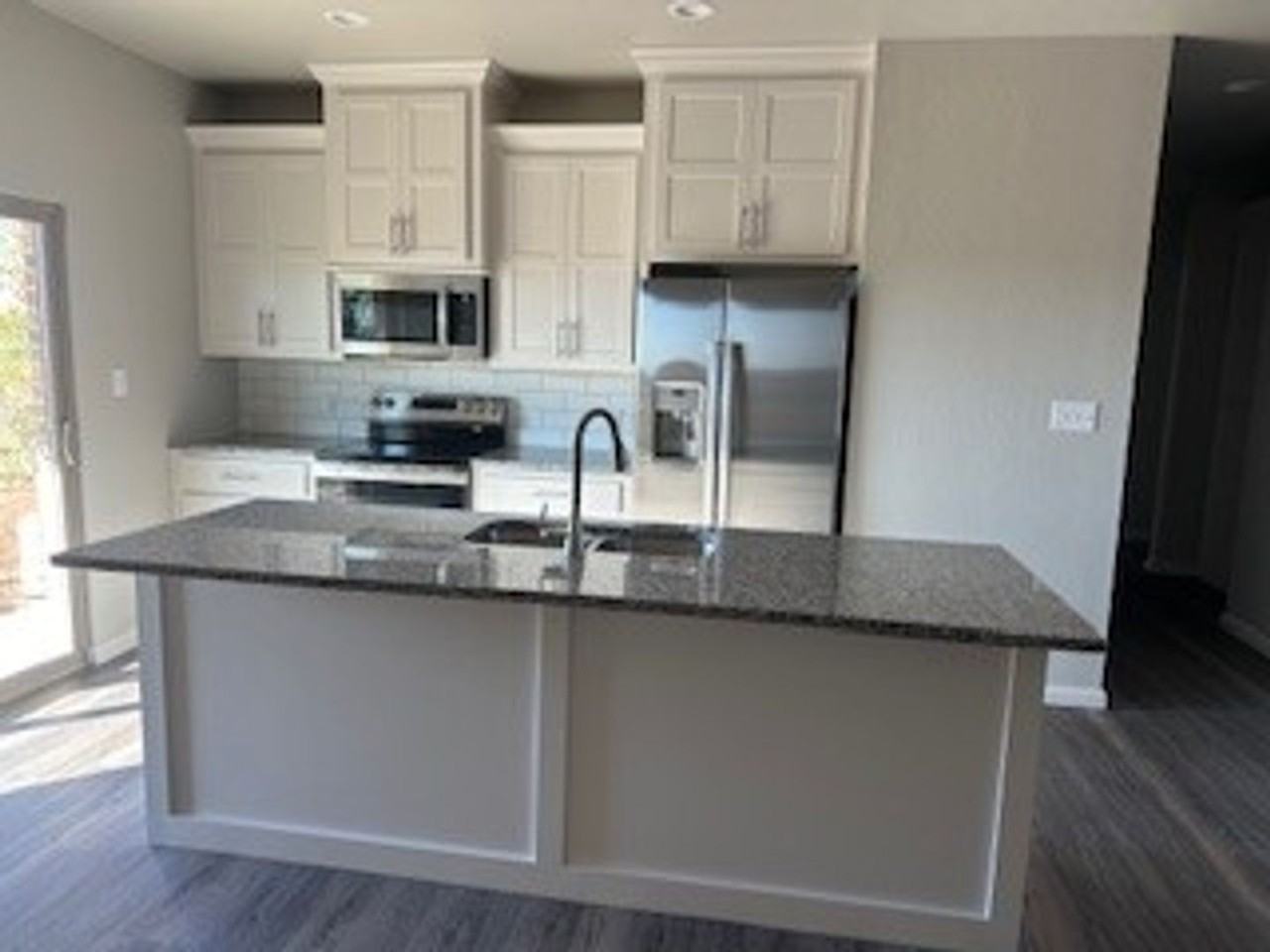 119 Se Tattershall Way - Photo 4 of 43