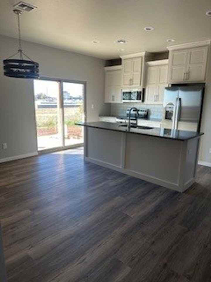 119 Se Tattershall Way - Photo 5 of 43