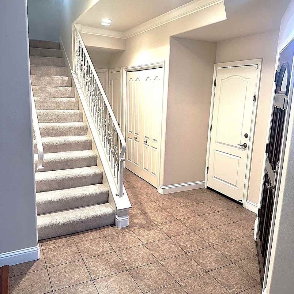 735 Creekside Ct - Photo 3 of 50