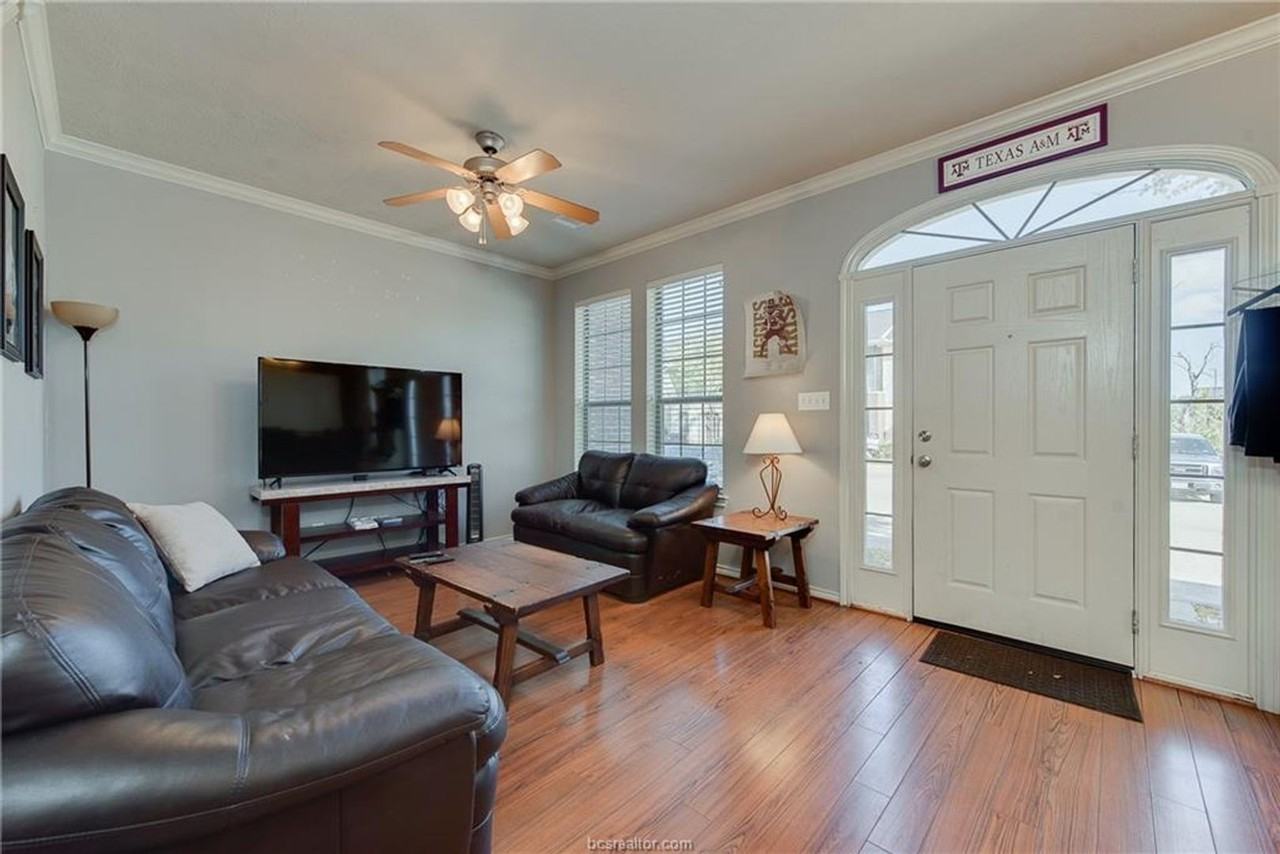 242 Forest Dr - Photo 2 of 10