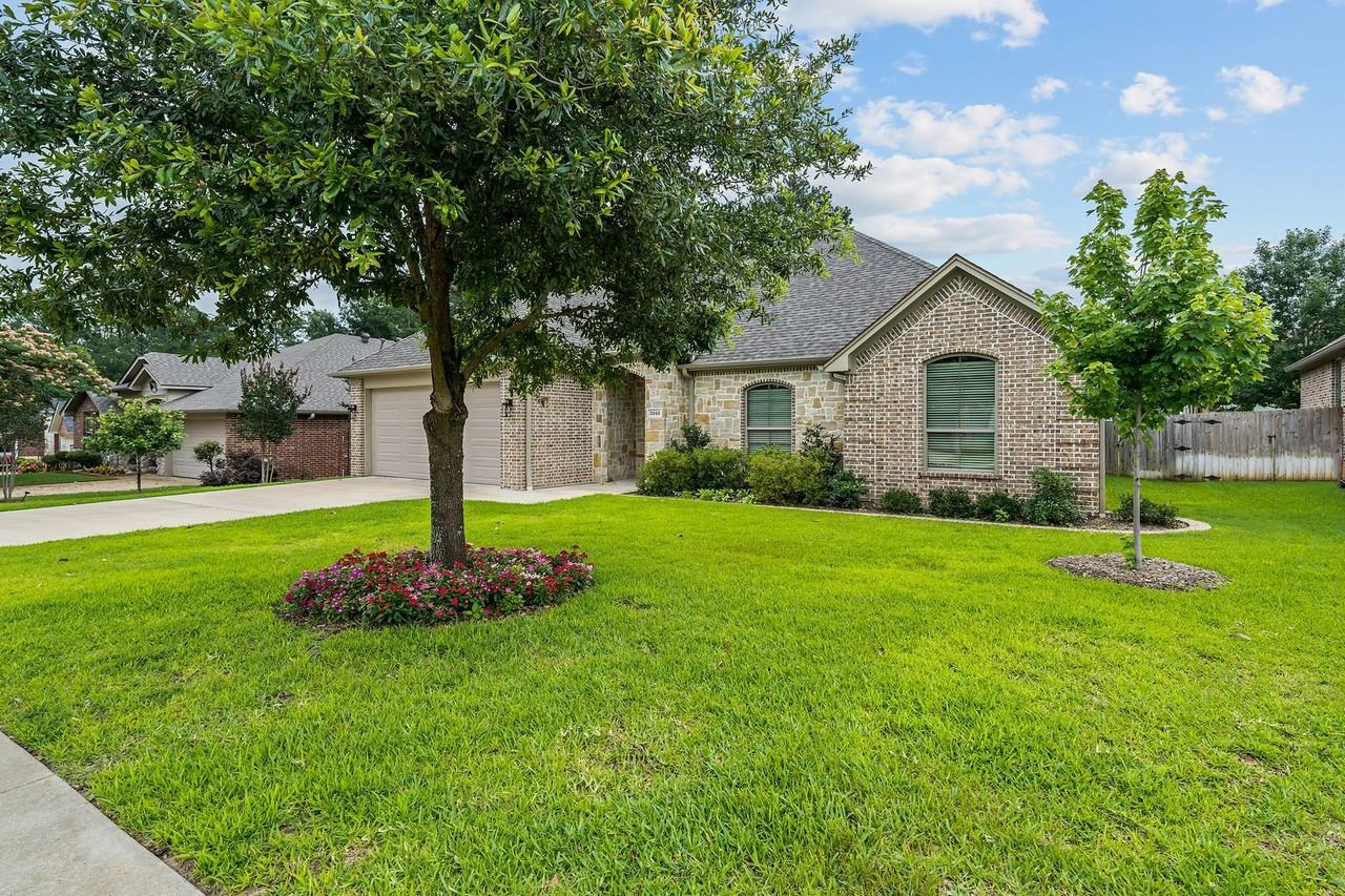 2242 Pinnacle Cir - Photo 2 of 47