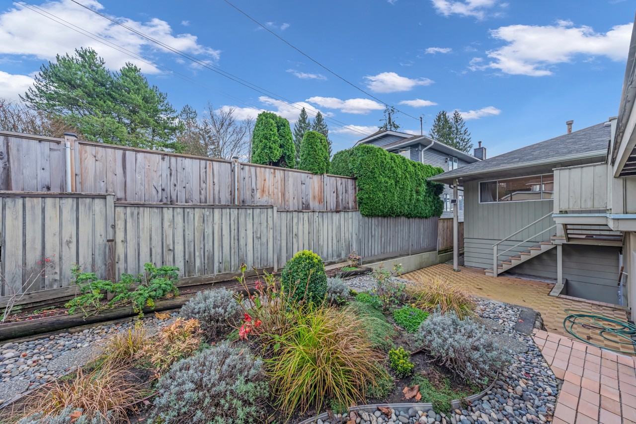 228 27th Street West - Photo 3 of 22