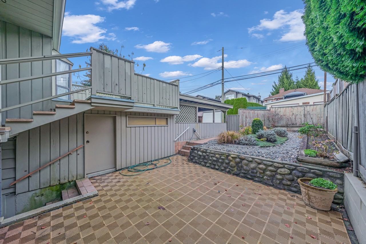 228 27th Street West - Photo 4 of 22