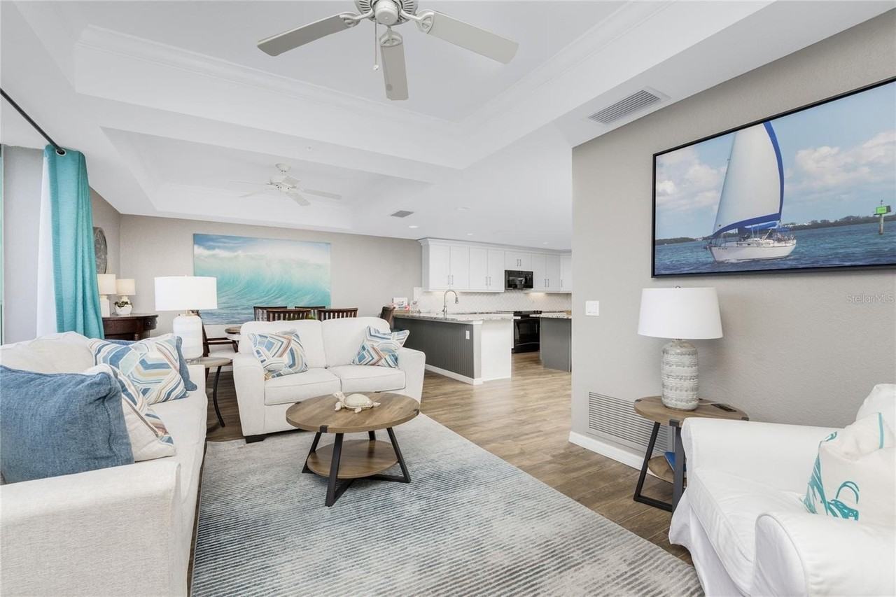 8013 Bay Pointe Dr - Photo 4 of 50