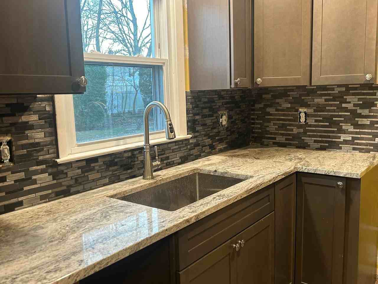58 Versailles St - Photo 4 of 28