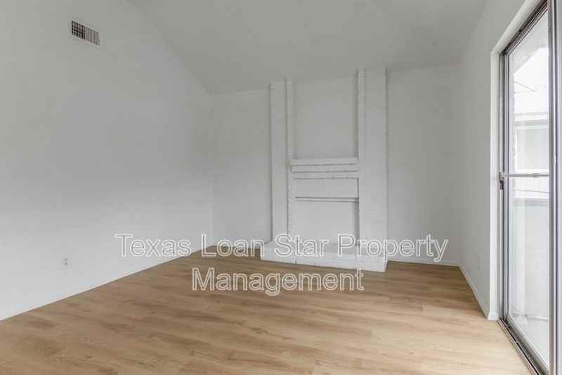 812 Jefferson Ave #4D - Photo 3 of 17