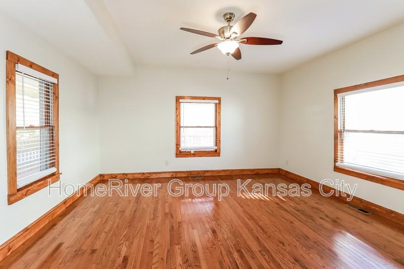 419 N Pleasant St - Photo 3 of 19