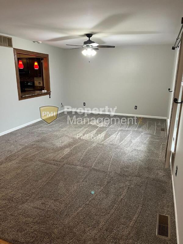 527 Timberwood Ln - Photo 3 of 25