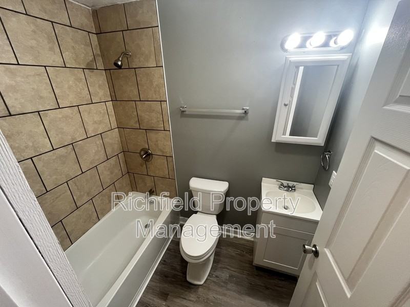 2850 N Chester Ave - Photo 3 of 9