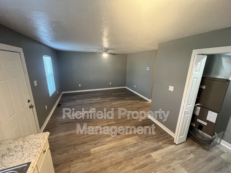 2850 N Chester Ave - Photo 5 of 9