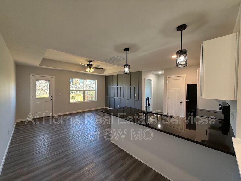 2767 S Meadowlark Ave - Photo 2 of 14