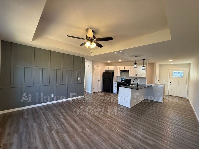 2767 S Meadowlark Ave - Photo 3 of 14