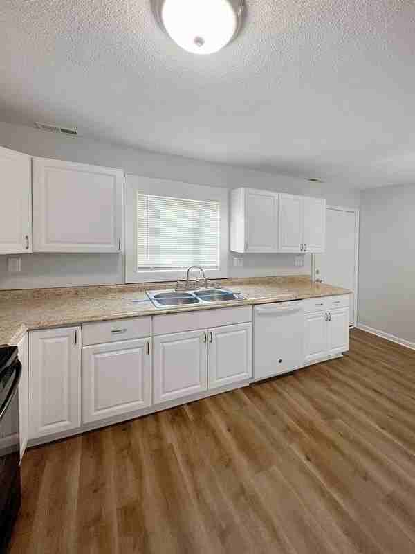 2924 Wayne Ave - Photo 3 of 20