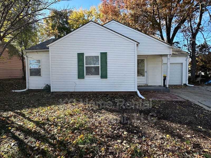 4534 N Locust St - Photo 2 of 40